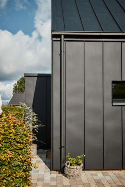 Rotes Backsteinhaus aus den 70er Jahren – in Stahlprofile „verpackt“!, Bakkelyparken 37, 8680 Ry, Dänemark